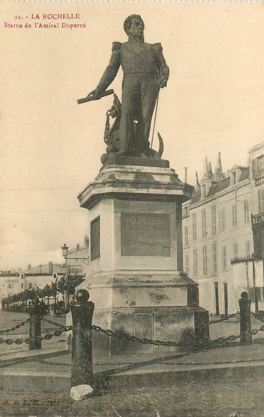 CPA La Rochelle Statue de l'Amiral Duperre
