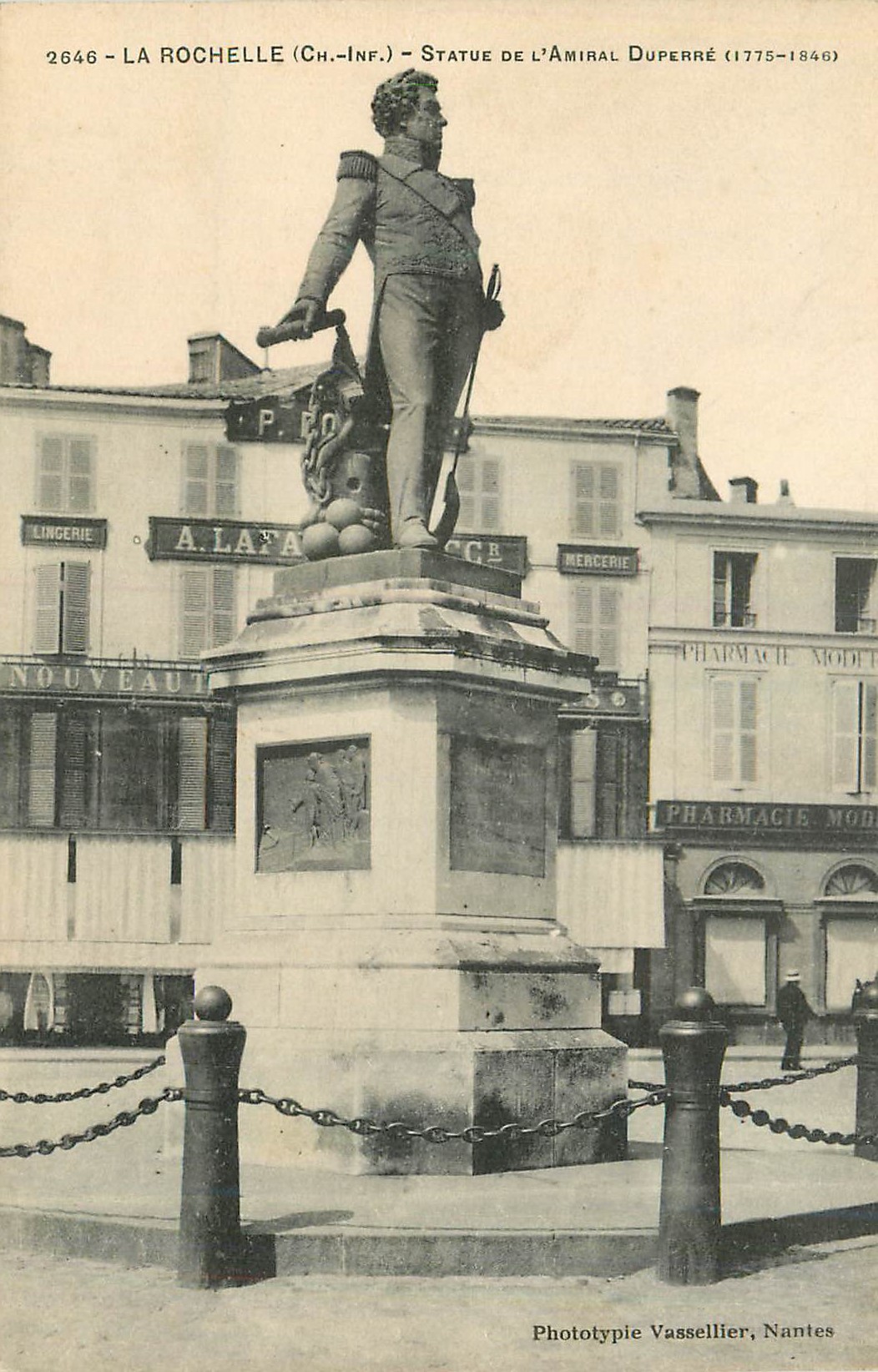 CPA La Rochelle (Ch Inf) Statue de l'Amiral Duperre (1775 1846)