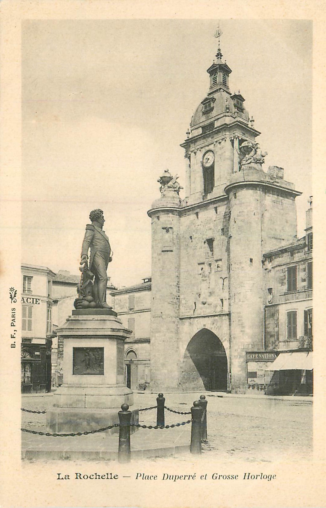 CPA La Rochelle Place Duperre et Grosse Horloge