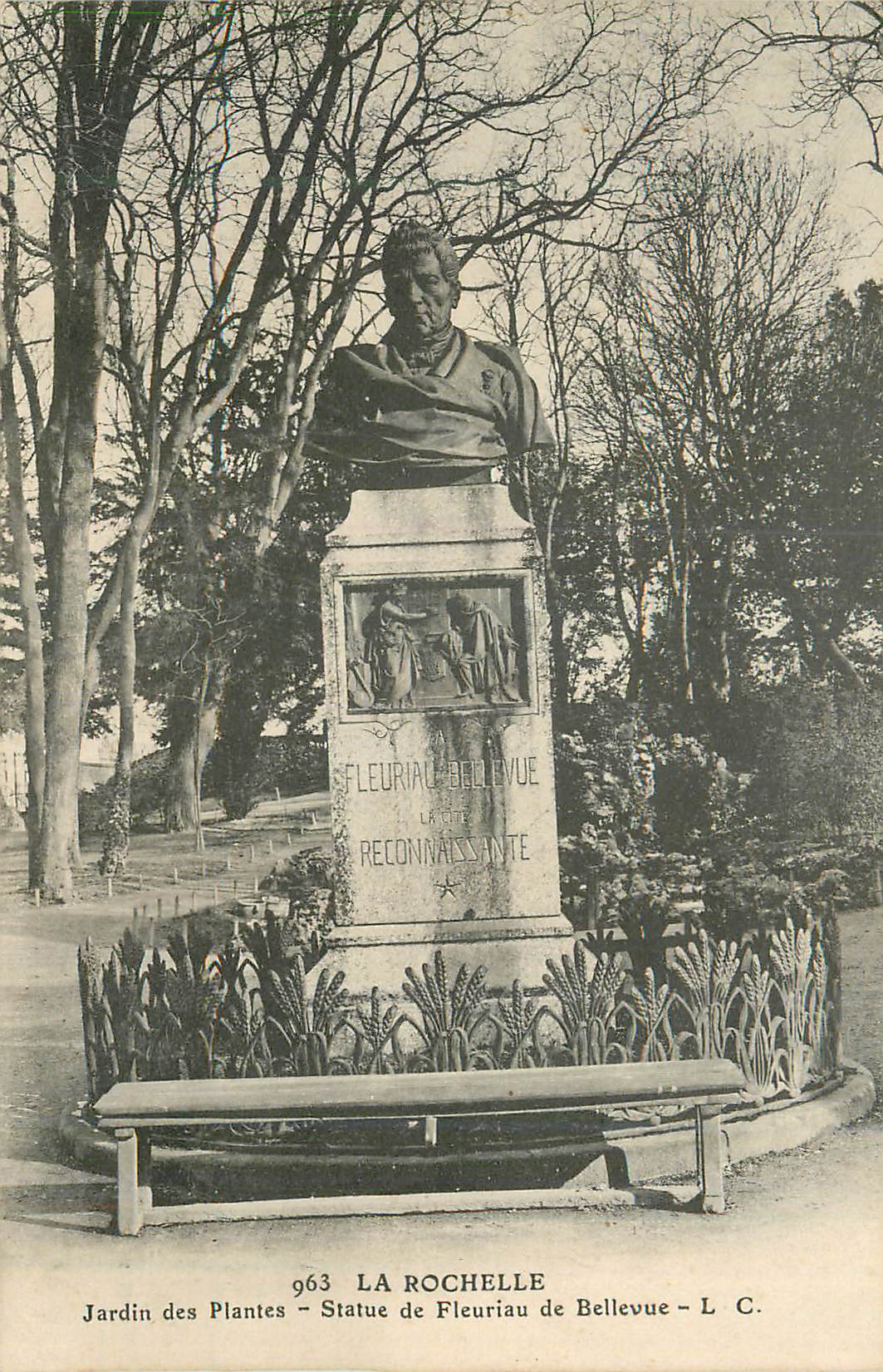 CPA La Rochelle Jardin des Plantes Statue de Fleuriau de Bellevue