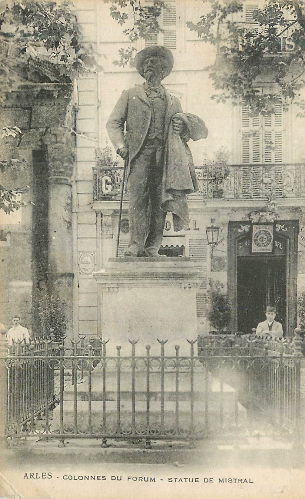 CPA Arles Colonnes du Forum Statue de Mistral