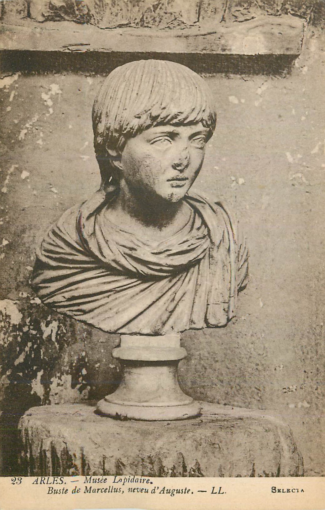 CPA Arles Musee Lapidaire Buste de Marcellus Neveu d'Auguste