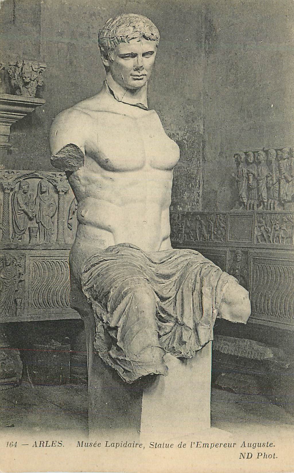 CPA Arles Musee Lapidaire Statue de l'Empereur Auguste