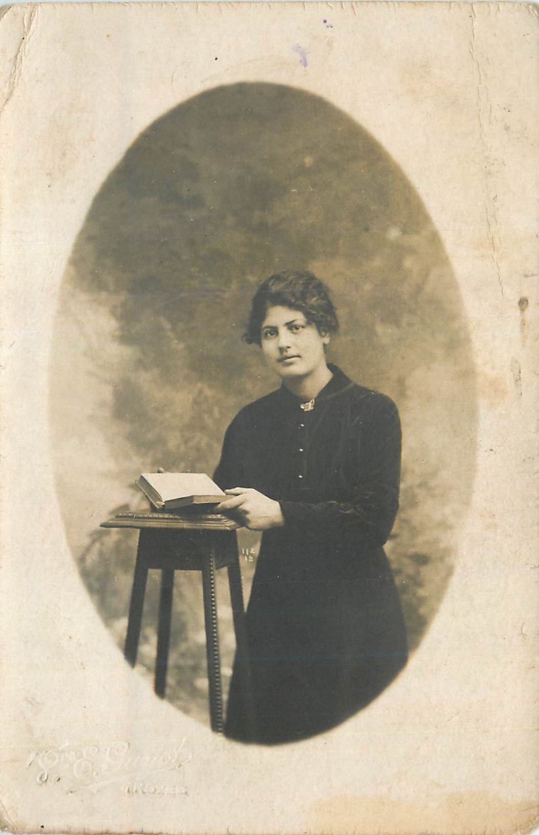 CARTE PHOTO Femme Troyes