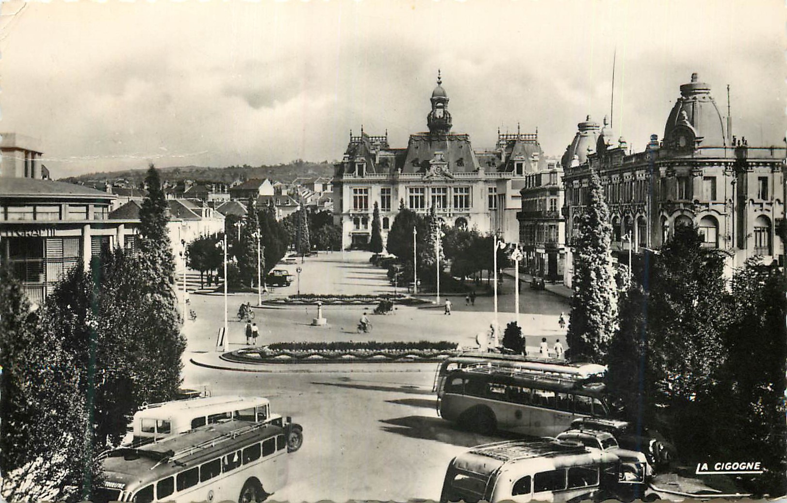 CPM Vichy Reines des Villes d'Eaux L'esplanade de l'hotel de ville