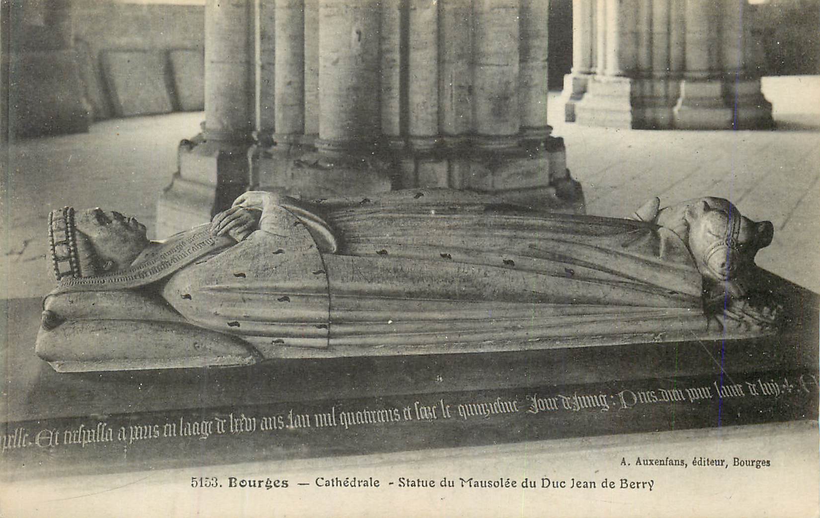 CPA Bourges Cathedrale Statue de Mausolee du Duc Jean de Berry