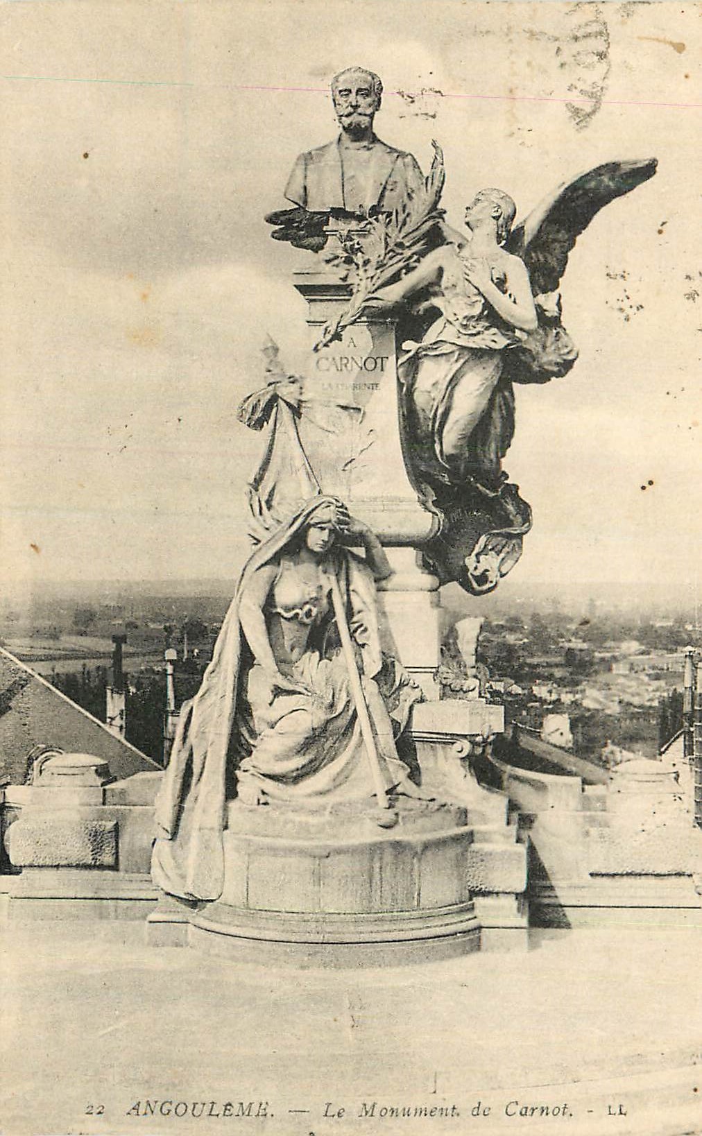 CPA Angouleme Le Monument de Carnot