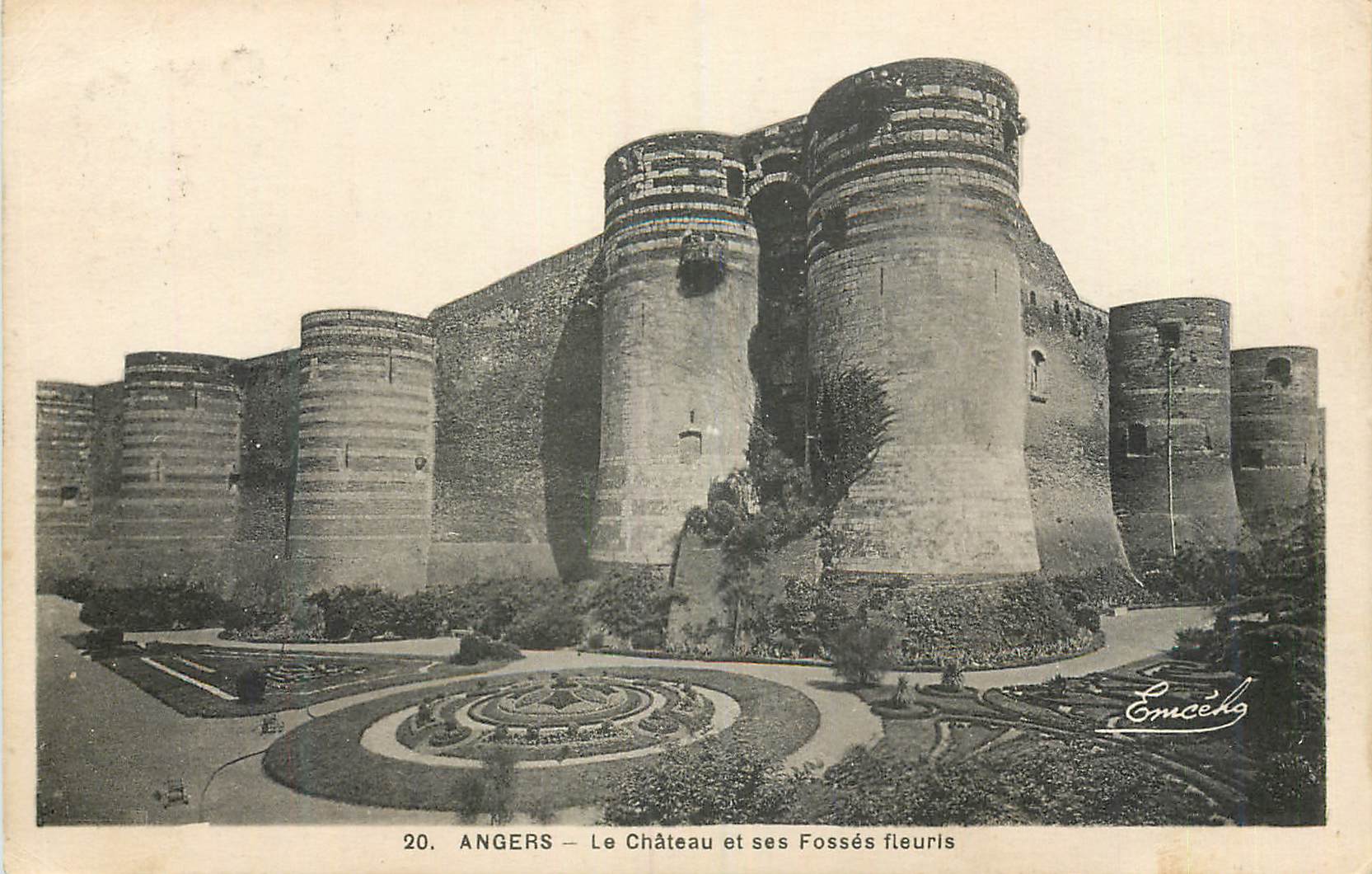 CPA Angers Le Chateau et ses Fosses Fleuris
