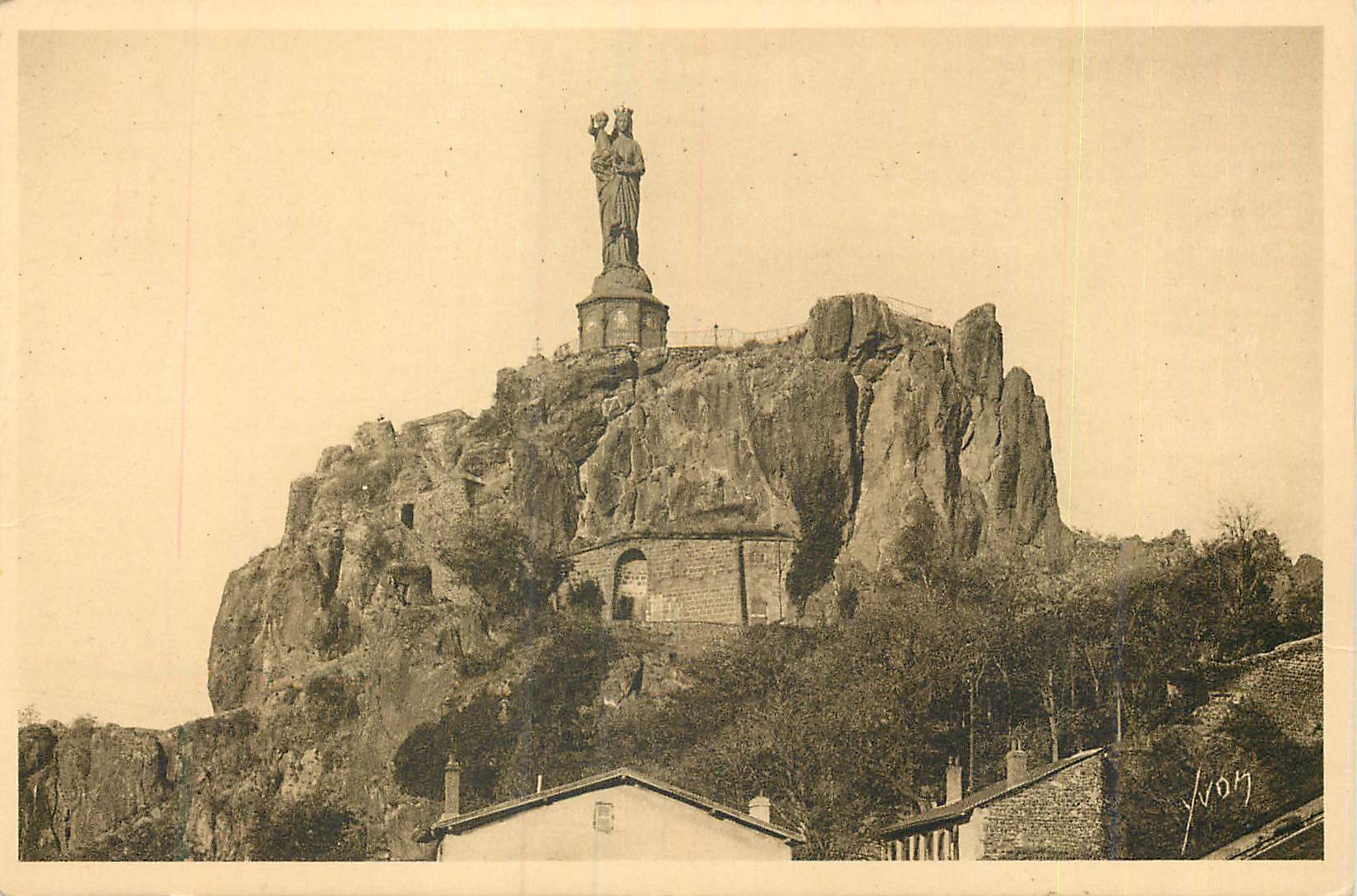 CPA Le Puy (Haute Loire) La Douce France Statue de N D de France sur Le Rocher Corneille