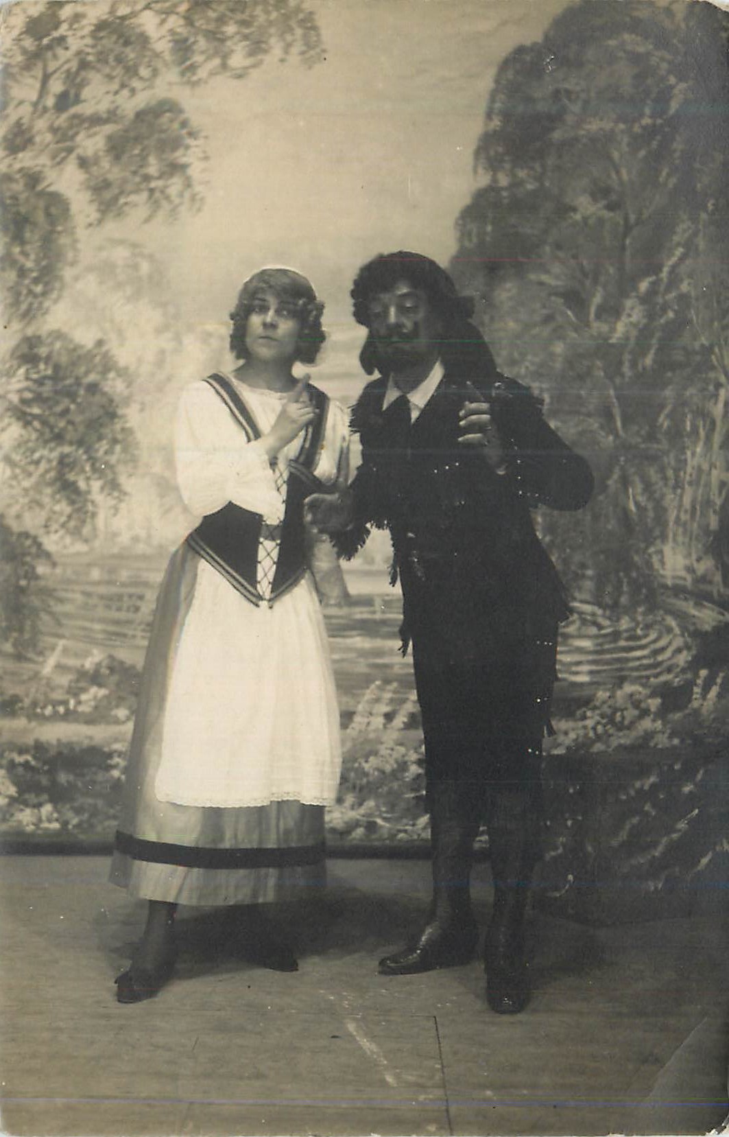 Deux acteurs en costume — scène de théâtre — éditeur inconnu