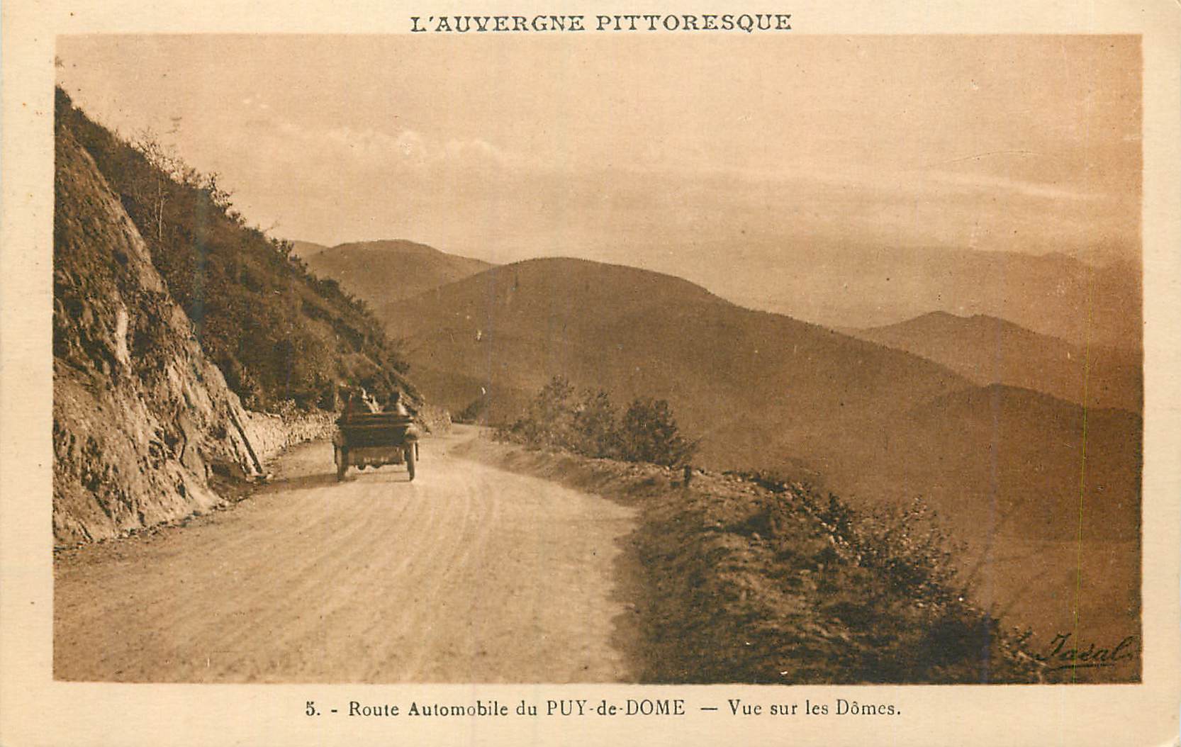 Route Automobile du PUY-de-DOME — Vue sur les Dômes — L'Auvergne Pittoresque