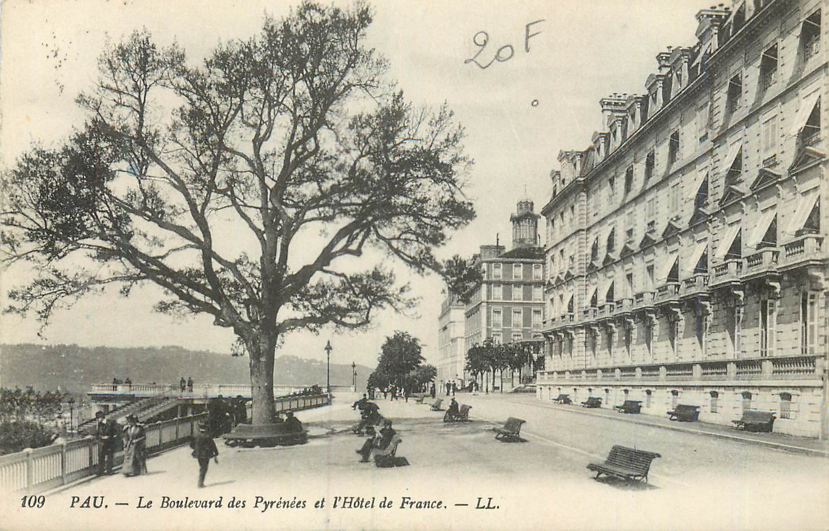 Pau — Le Boulevard des Pyrénées et l'Hôtel de France — LL. — n° 109