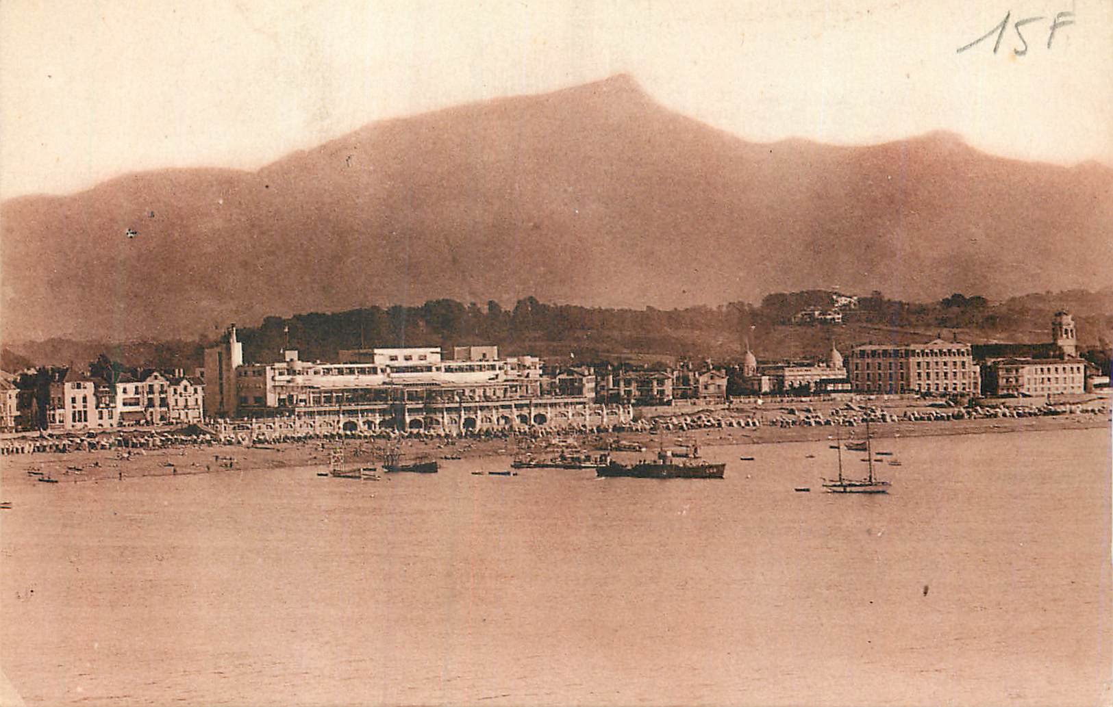 CPA Saint Jean de Luz La Rhune Le Casino pris de la Rade