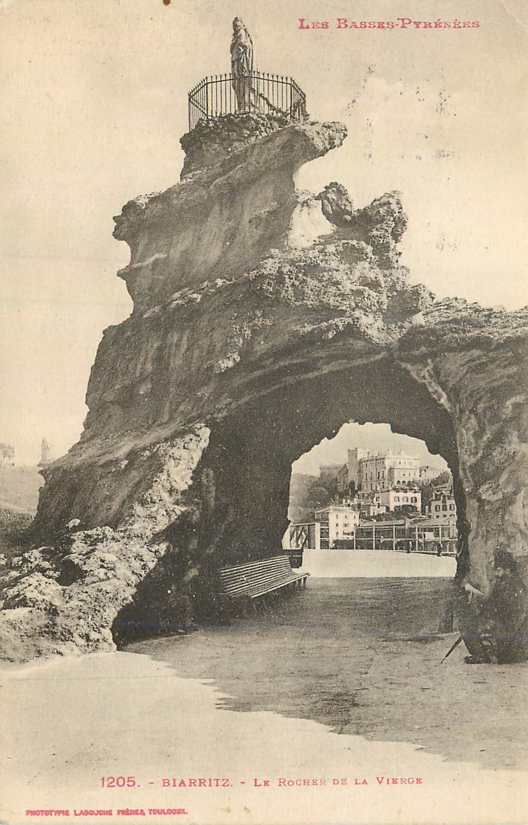 CPA Biarritz Les Basses Pyrenees Le Rocher de la Vierge