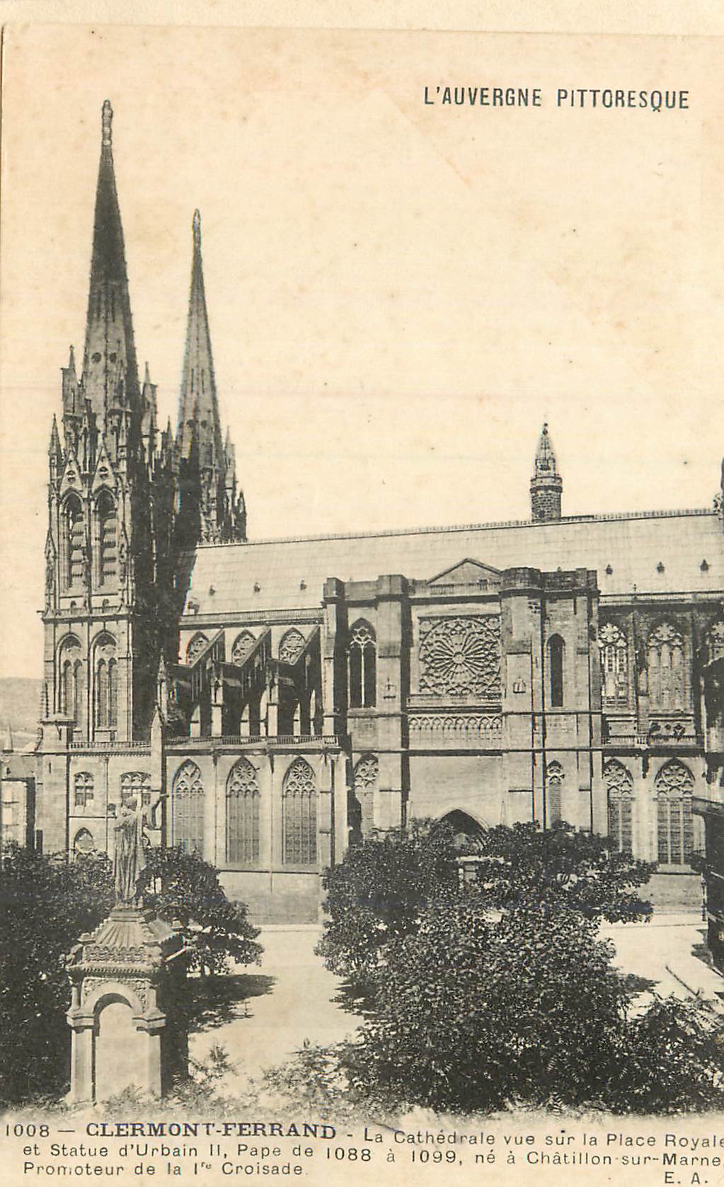 Clermont-Ferrand — La Cathédrale vue sur la Place Royale et Statue d'Urbain II, Pape de 1088 à 1099, né à Châtillon-sur-Marne