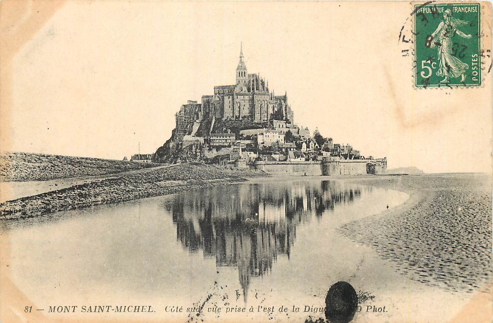 CPA Mont Saint Michel Cote Sud vue prise a l'Est de la Digue