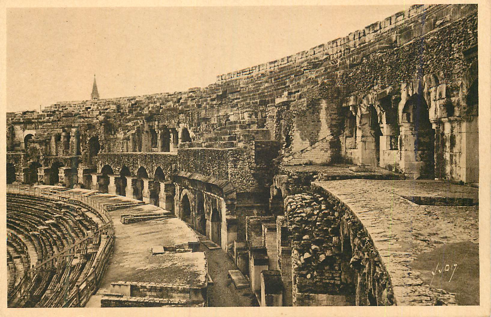 Théâtre romain d'Arles — vue intérieure — CPA n° 1017
