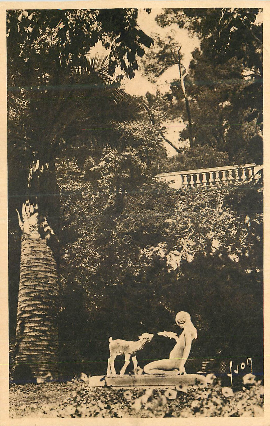 Statue d'une femme caressant un agneau — J. Jon — n° 17