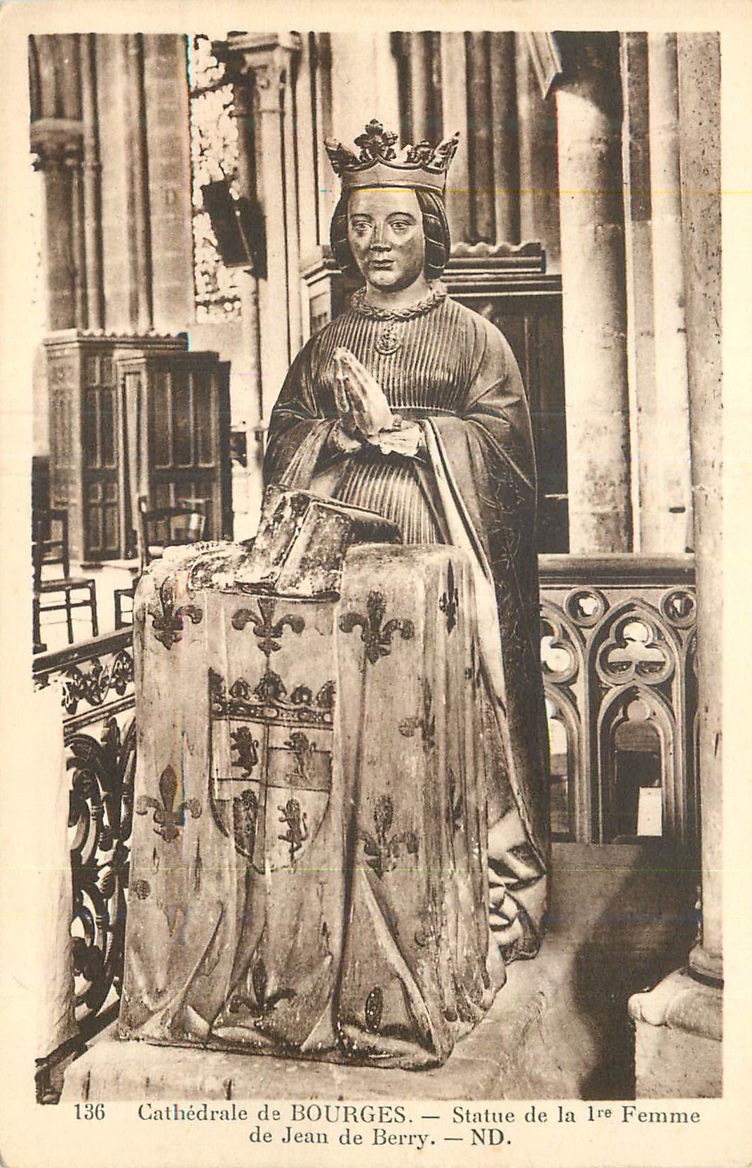 CPA Cathedrale de Bourges Statue de la Ier Femme de Jean de Berry