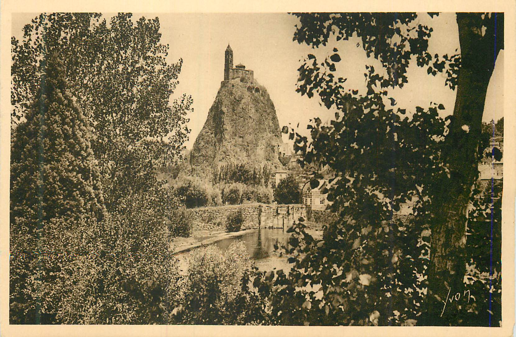 Église de la Roche — vue depuis le fleuve — Yvon