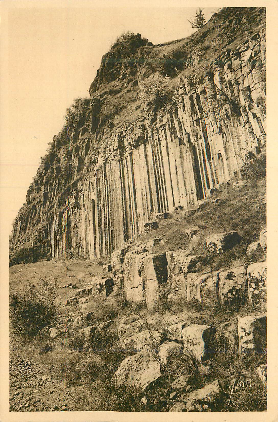 Falaises de colonnes basaltiques — vue panoramique — éditeur non identifié, n° de série 407