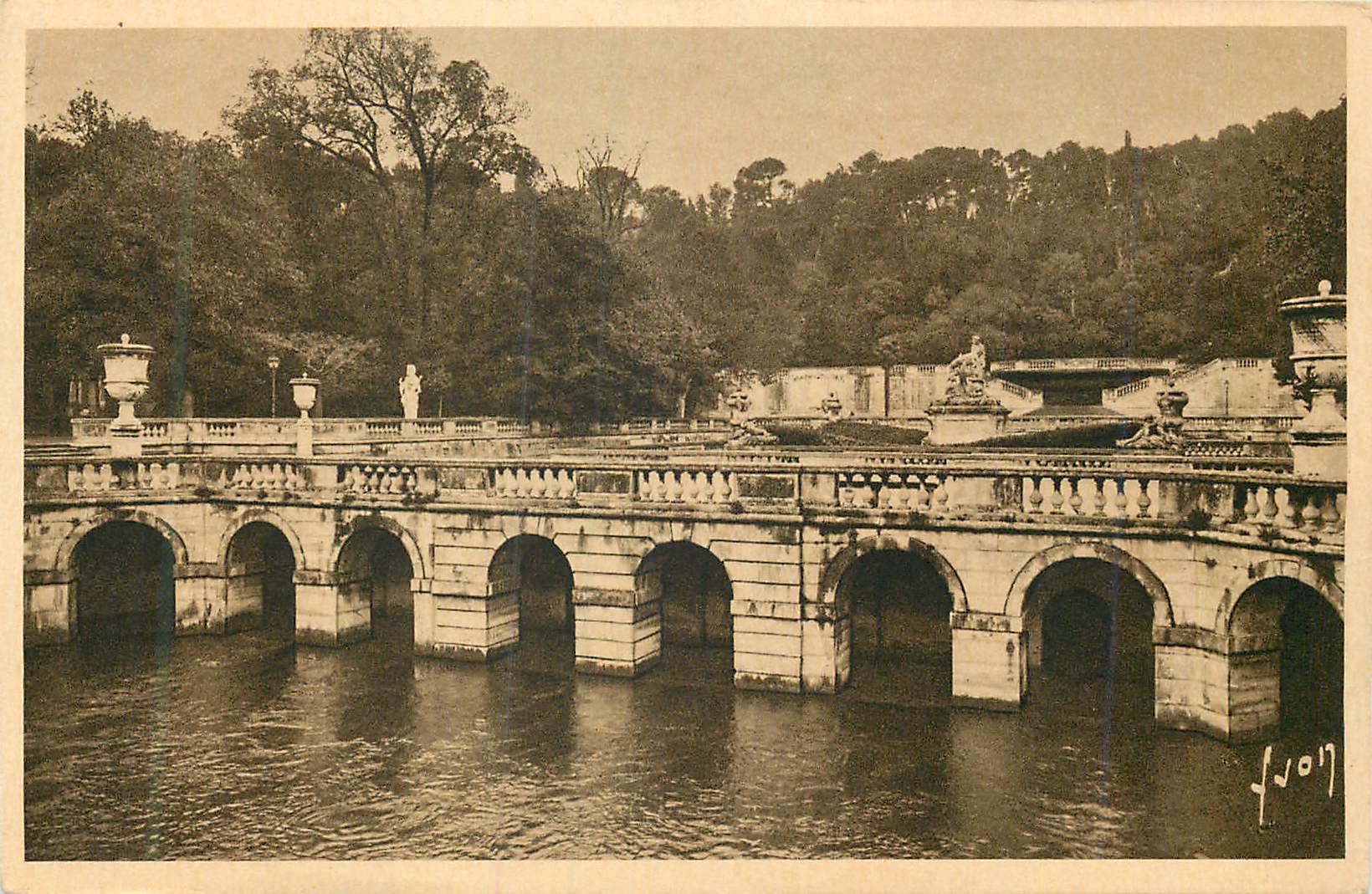 CPA Nimes (Gard) Jardin de la Fontaine Les Bains Romains