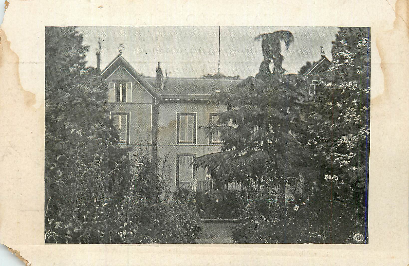 Maison entourée de verdure — vue de la façade — éditeur inconnu, n° de série non lisible