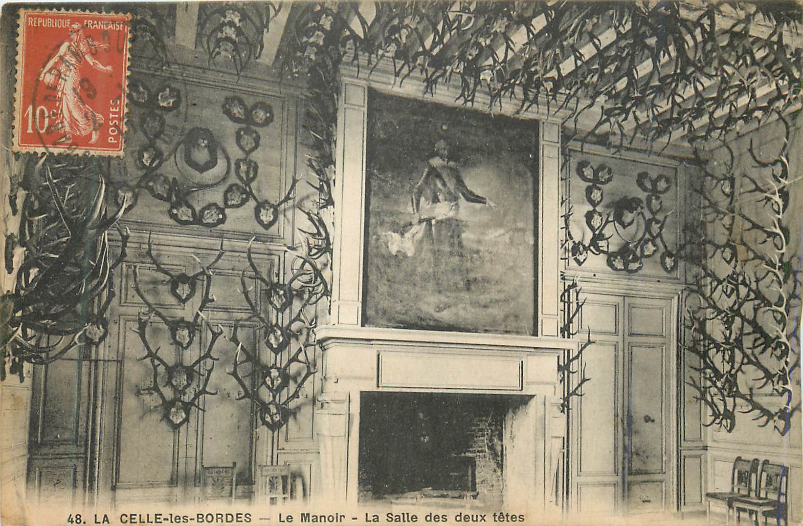 LA CELLE-les-BORDES — Le Manoir — La Salle des deux têtes