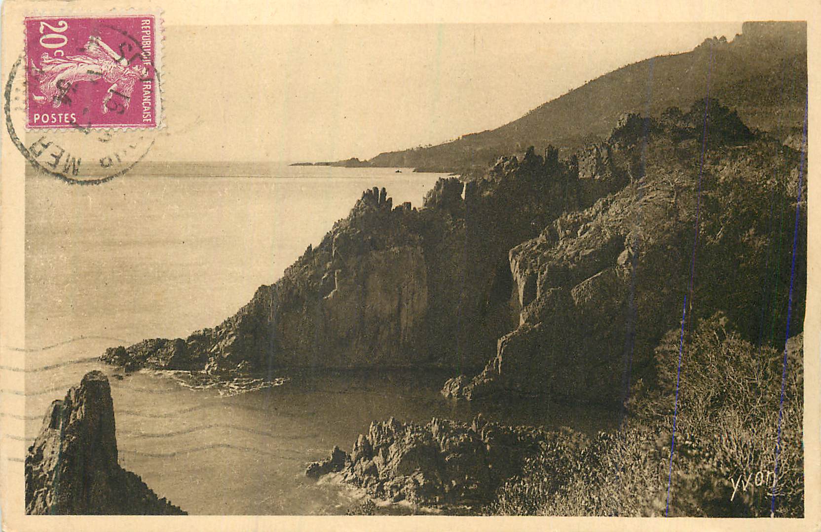 Côte rocheuse — vue de la mer — éditeur Yvonn