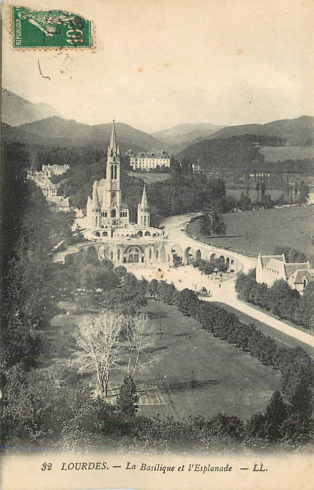 CPA Lourdes La Basilique et l'Esplanade