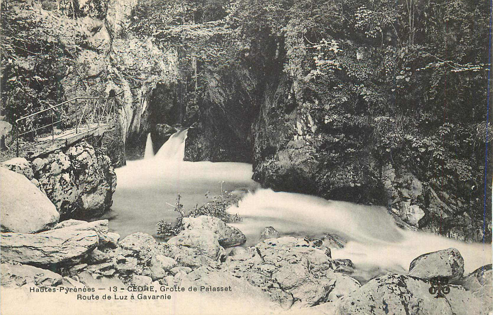 CPA Hautes Pyrenees Cedre Grotte de Palasset Route de Luz a Gavarnie