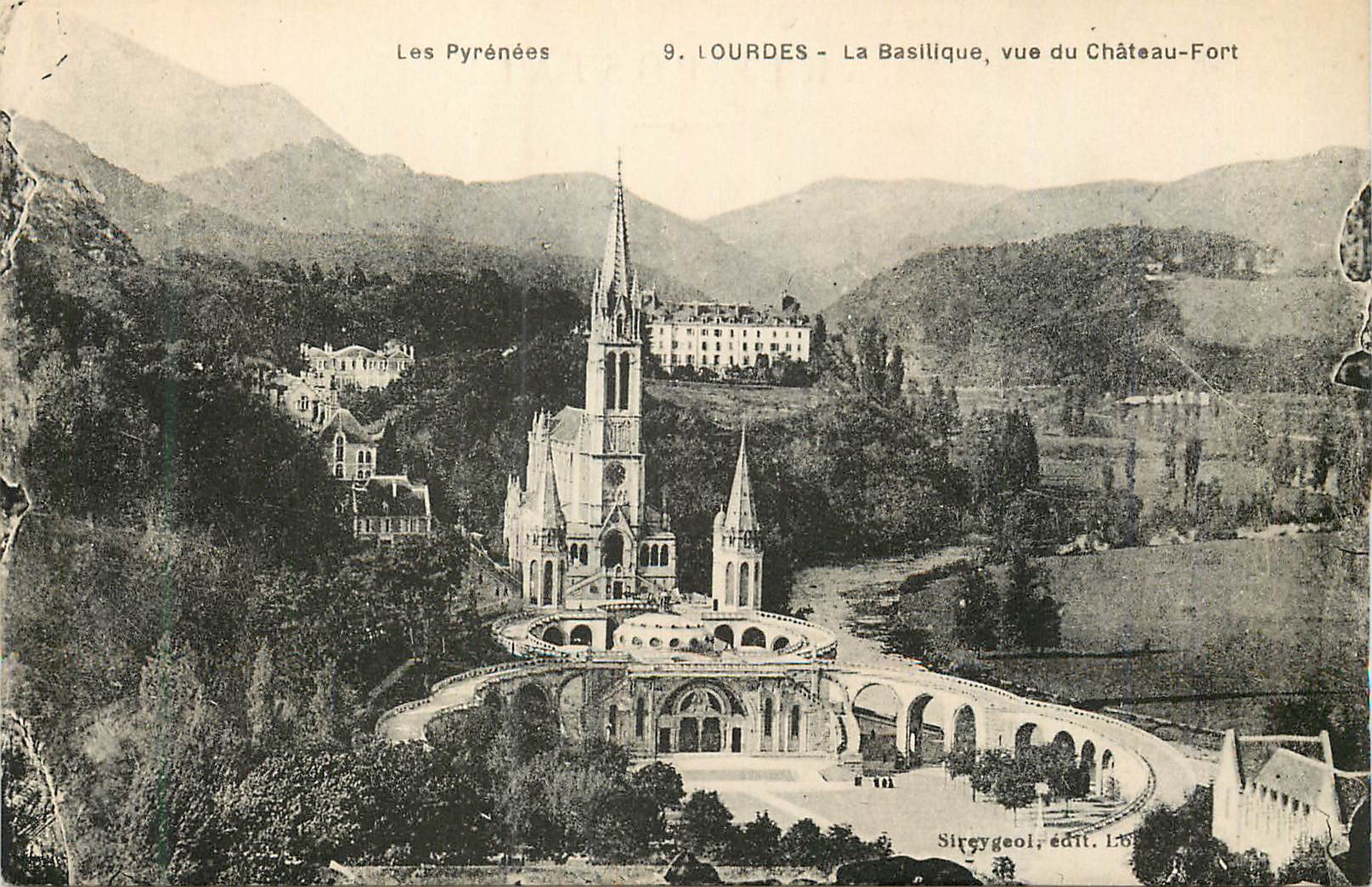 CPA Lourdes Les Pyrenees La Basilique vue du Chateau Fort