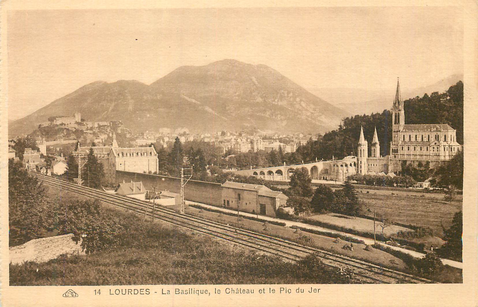 CPA Lourdes La Basilique Le Chateau et le Pic du Jer