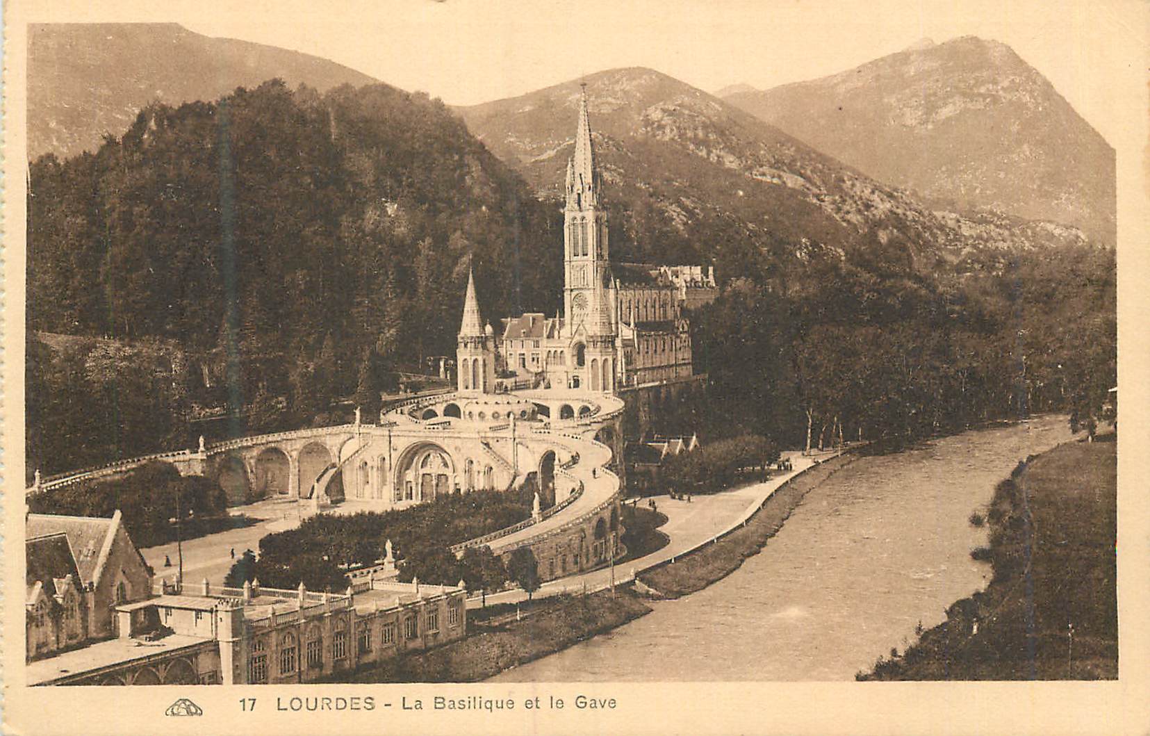 CPA Lourdes La Basilique et la Gave