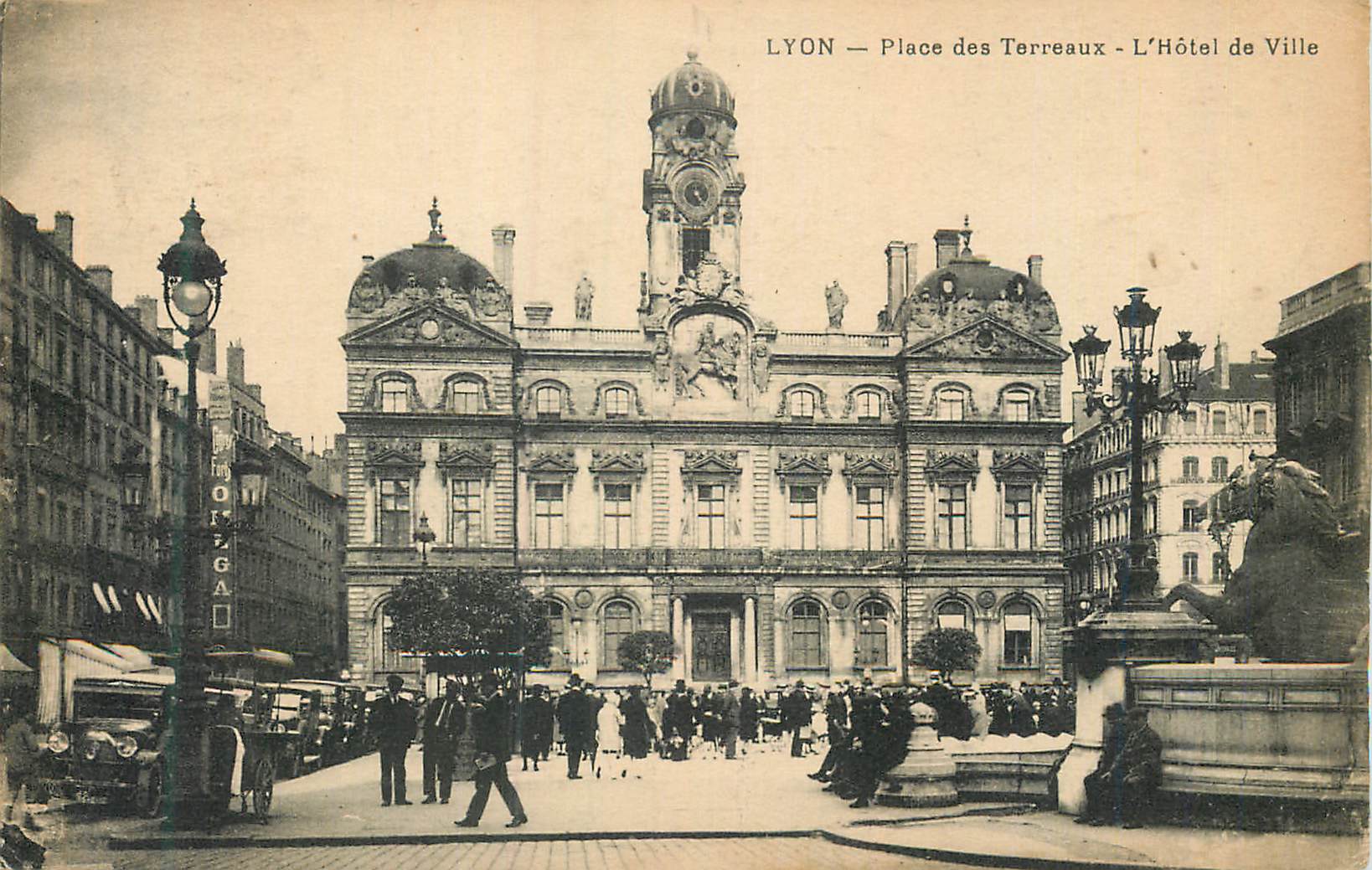 CPA Lyon Place des Terreaux L'Hotel de Ville