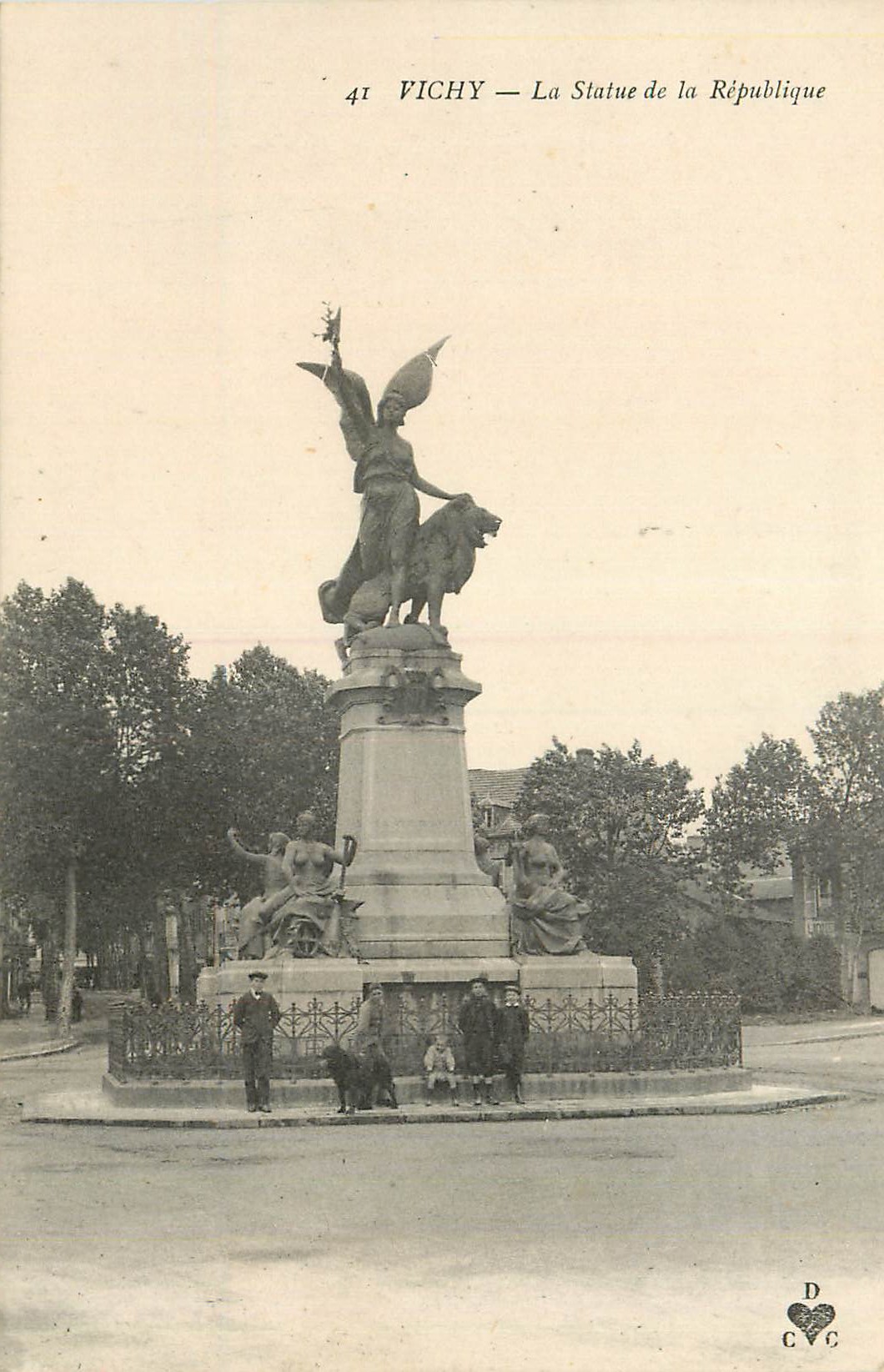 CPA Vichy La Statue de la Republique Enfants Chien