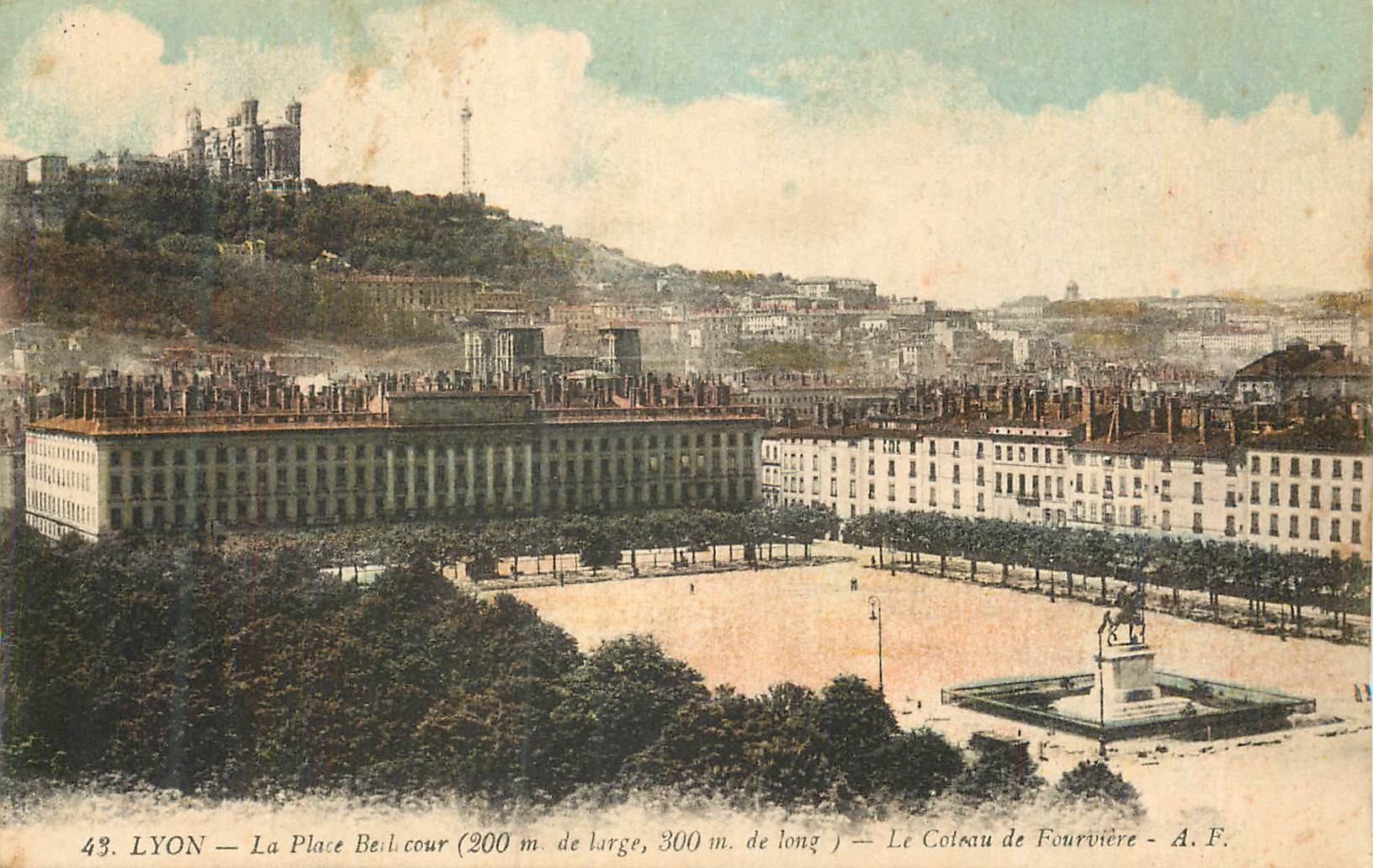 CPA Lyon La Place Bellecour (200 m de large 300 m de Long) Le Coteau de Fourviere