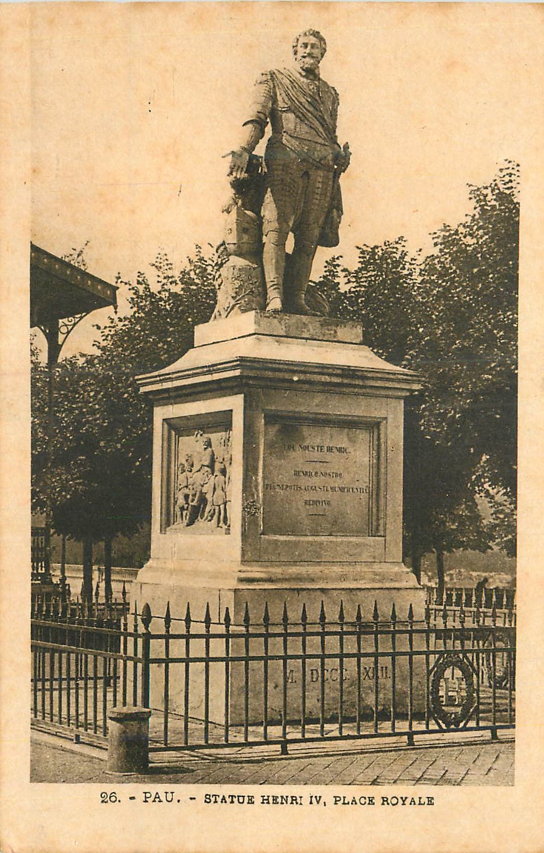 CPA Pau Statue Henri IV Place Royale