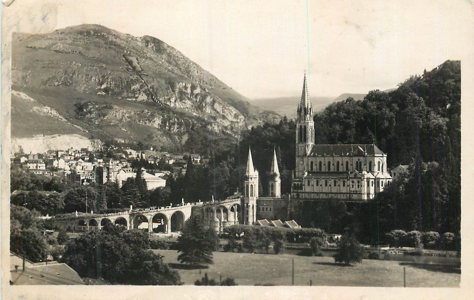 CPM Lourdes La Basilique et le Pic du Jer