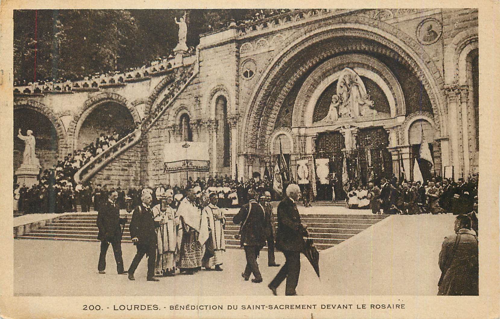 Lourdes - Bénédiction du Saint-Sacrement devant le Rosaire