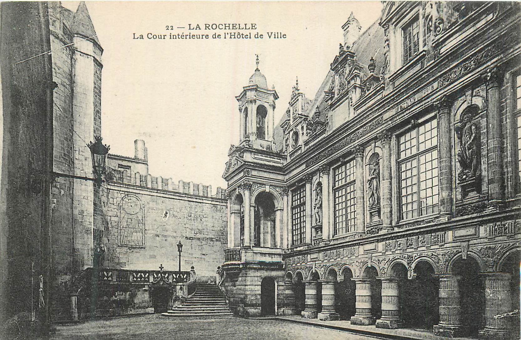 La Rochelle — La Cour intérieure de l'Hôtel de Ville — Éditeur : La Rochelle, n° 22
