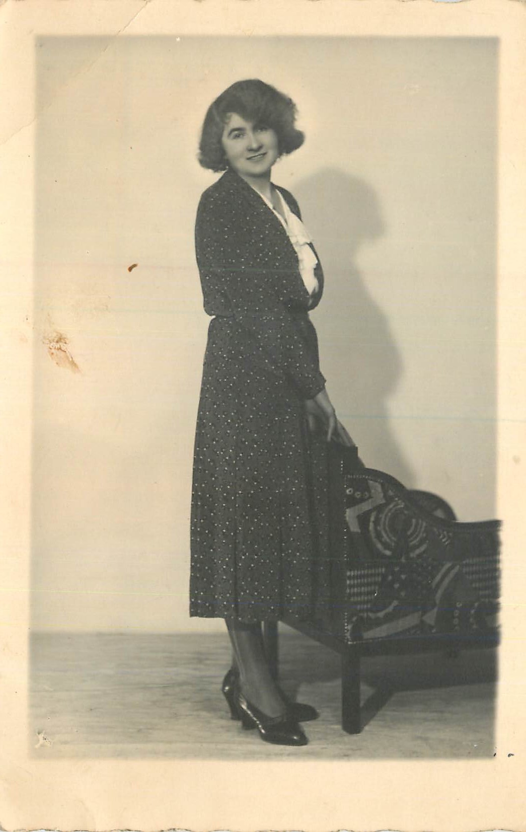 Jeune femme en robe à pois — studio — éditeur inconnu
