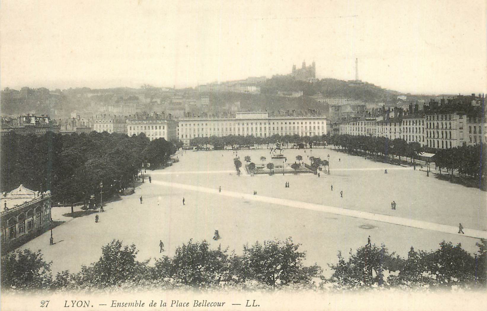 CPA Lyon Ensemble de la Place Bellecour