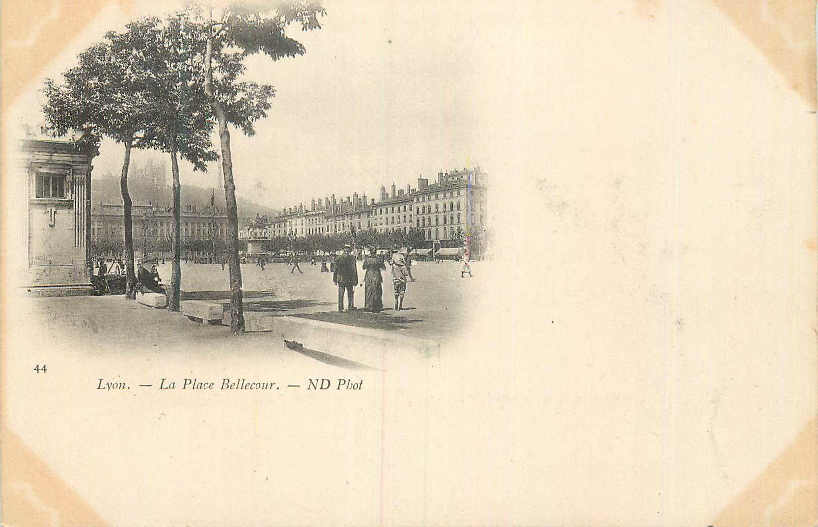 Lyon — La Place Bellecour — ND Phot