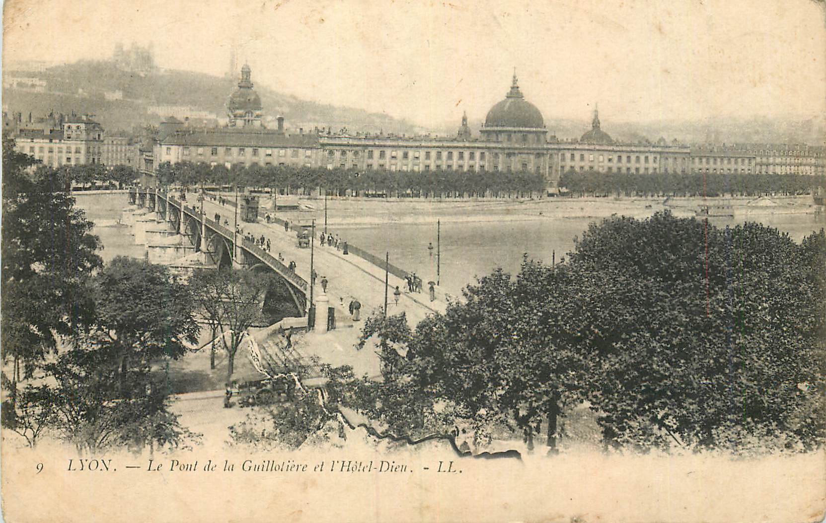 CPA Lyon Le Pont de la Guillotiere et l'Hotel Dieu