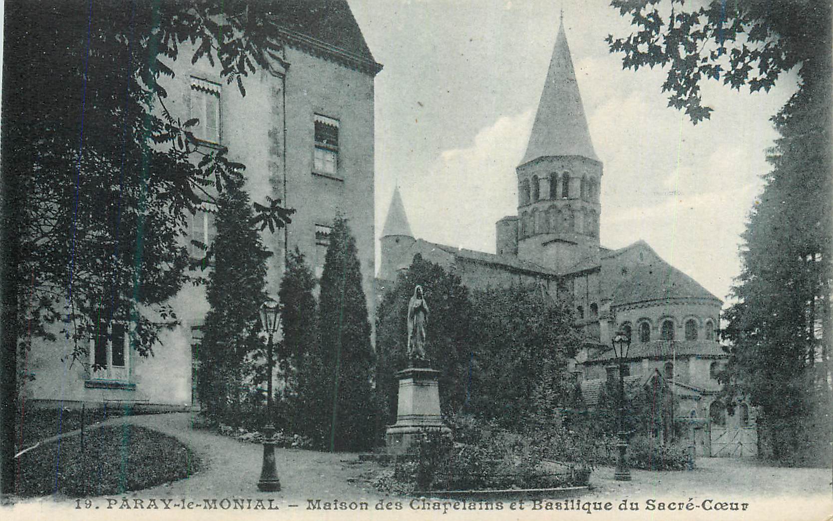 CPA Paray le Monial Maison des Chapelains et Basilique du Sacre Coeur