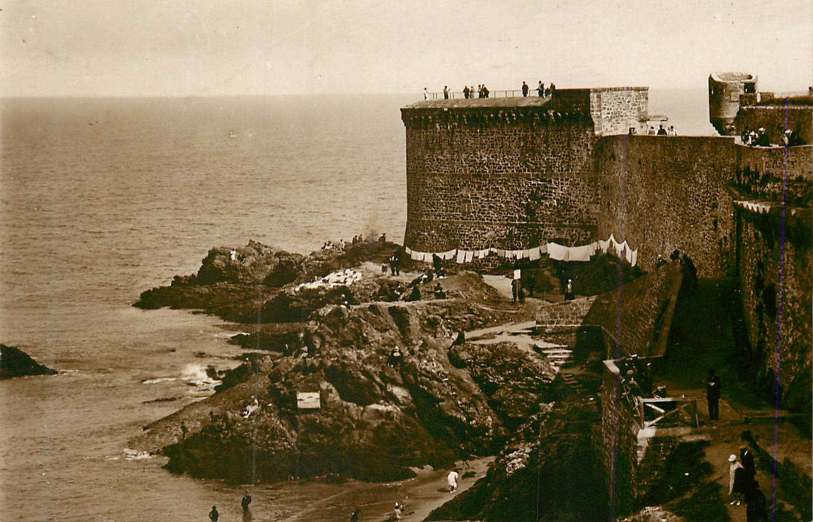 Château fort au bord de la mer — vue de la côte — éditeur inconnu