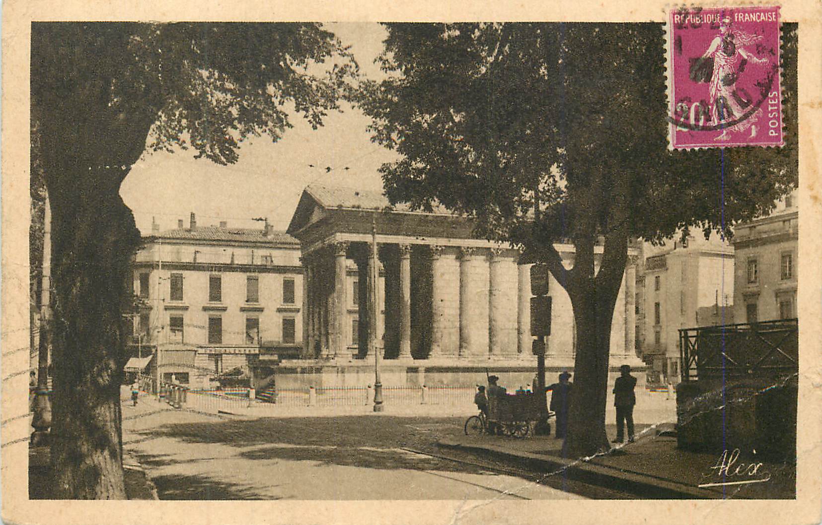 CPA Nimes (Gard) La Maison Carree