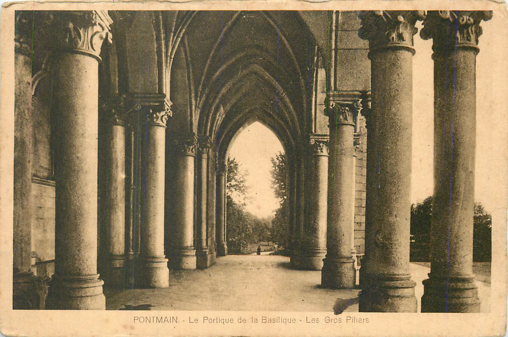 CPA Pontmain Le Portique de la Basilique Les Gros Piliers