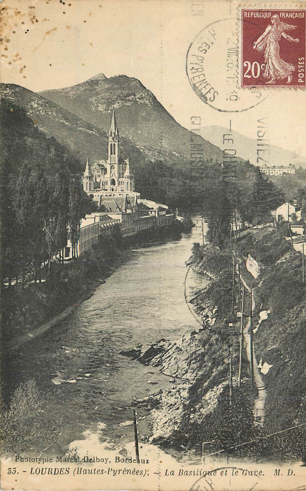 CPA Lourdes (Hautes Pyrenees) La Basilique et la Gave